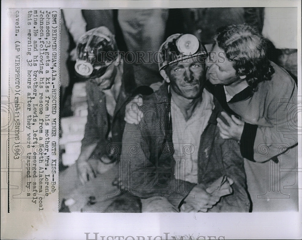 1963 Press Photo Bob Johnson gets a kissed from mother Lorene following his - Historic Images