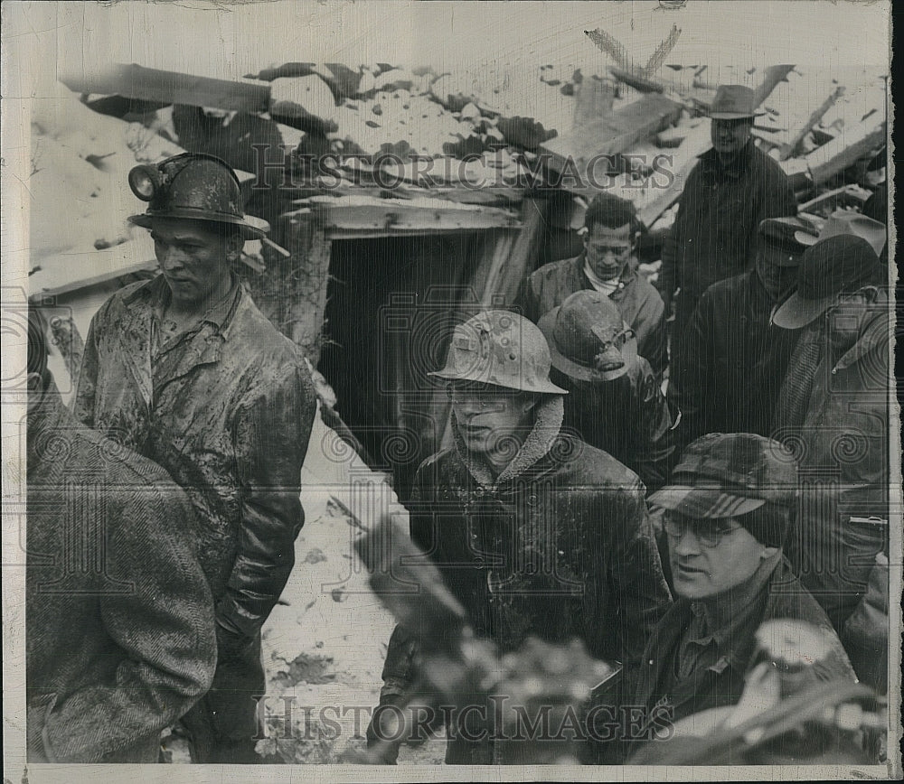 1950 Press Photo Pete Rockwell & Richard Rizzardi coming out of the - Historic Images