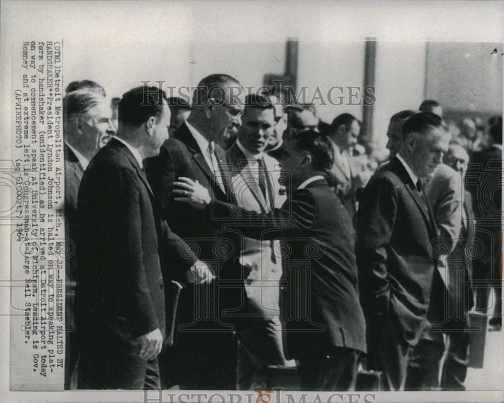 1964 Press Photo President Lyndon Johnson at Detroit Airport with Neil Staebler - Historic Images