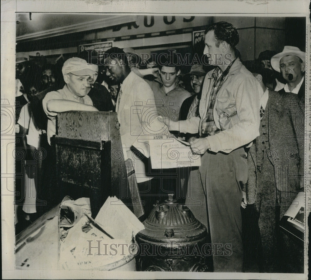 1950 Press Photo War Veteran Edward Rendzio of Detroit buying the Daily Worker - Historic Images