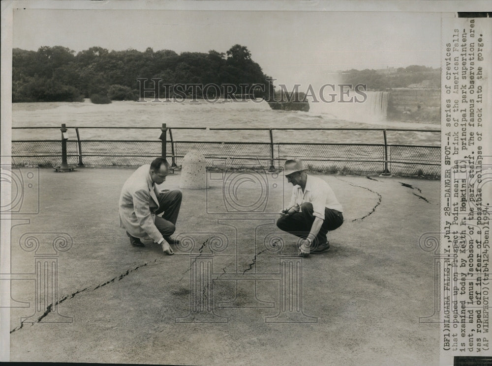 1954 Press Photo American Park Staff Keith Hopkins and Lenus Jacobson - Historic Images