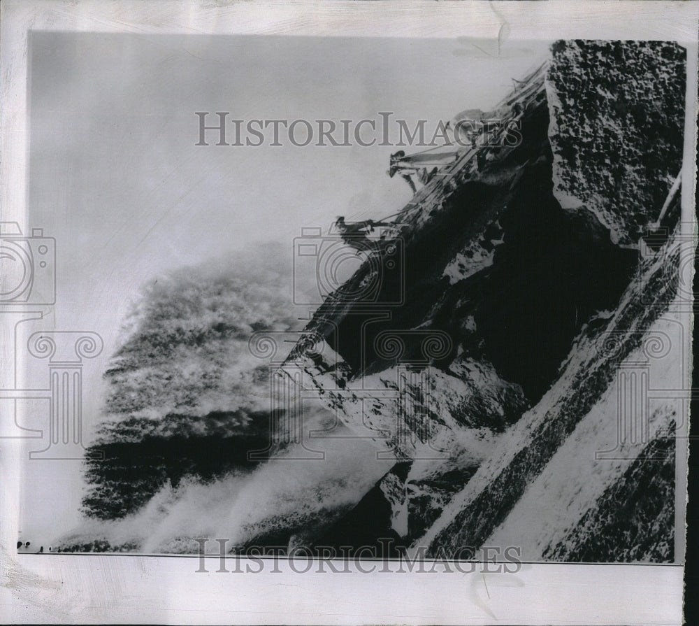 1960 Press Photo Men Working on Niagara Falls - Historic Images
