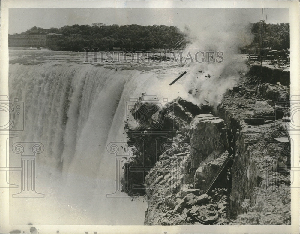 1935 Press Photo Engineers Blasting away Tadle Rock at Niagara Falls - Historic Images