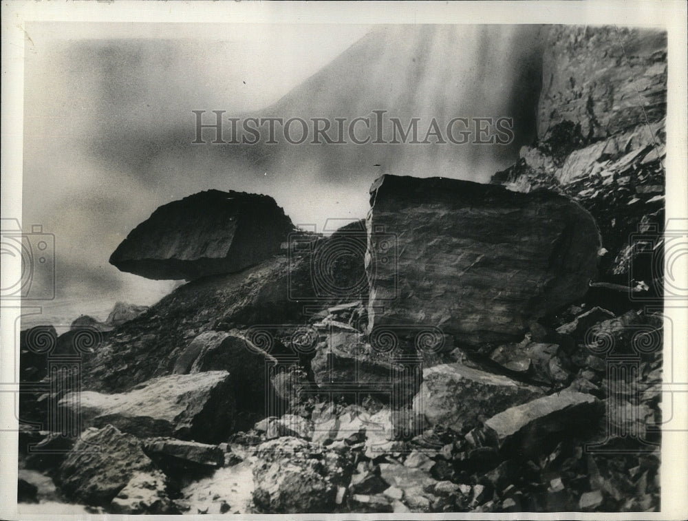 1934 Press Photo A Piece of Niagara Falls Fell into Table Rock - Historic Images