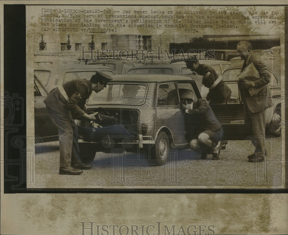 1970 Press Photo Military Police in Great Britain check a car - Historic Images