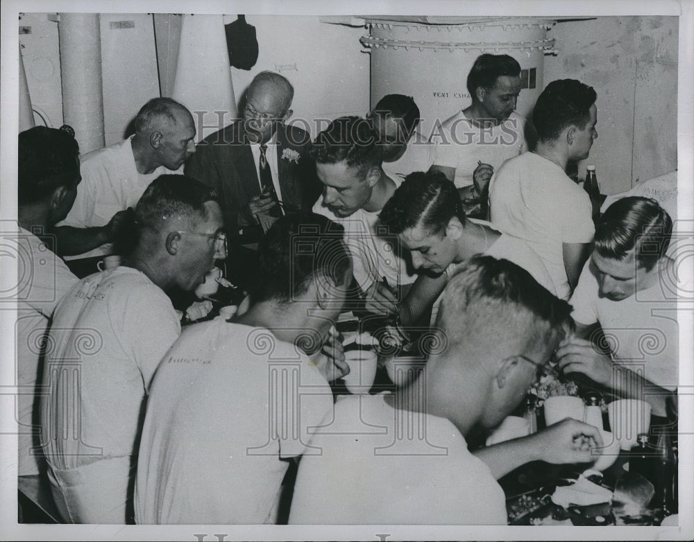 1957 Press Photo President Eisenhower eating with the crew of the Navy - Historic Images