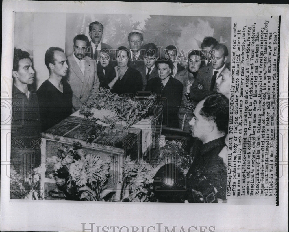 1957 Press Photo Family Members stand around the wooden coffin - Historic Images