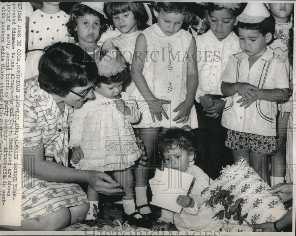 1975 Press Photo  Rodriguez Siamese Twins Celebrate their Second birthday - Historic Images