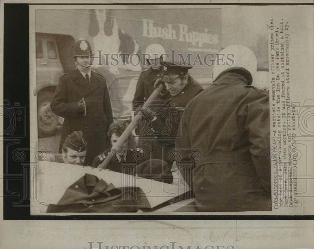 1973 Press Photo Bomb Disposal Experts &amp; Police Stand At Inn On The Park Hotel - Historic Images