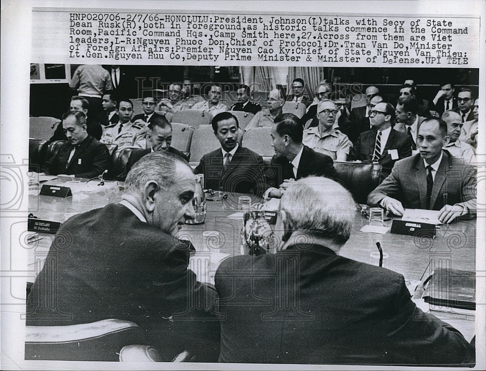 1966 Press Photo President Johnson talks with Secretary of State Dean Rusk - Historic Images