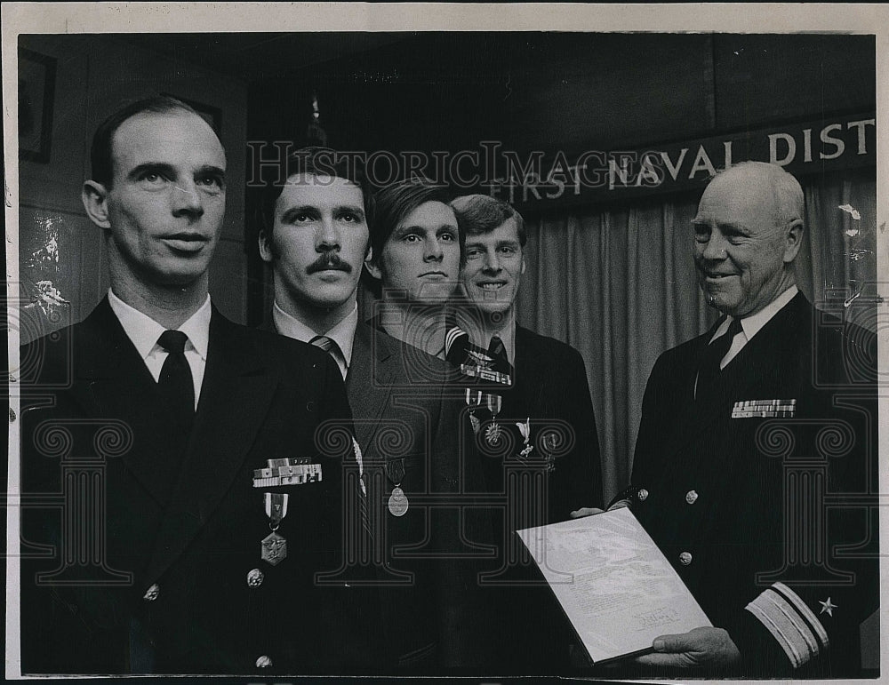 1971 Press Photo Rear Admiral Joseph Wylie &amp; 4 Enlisted Men Getting Commendation - Historic Images