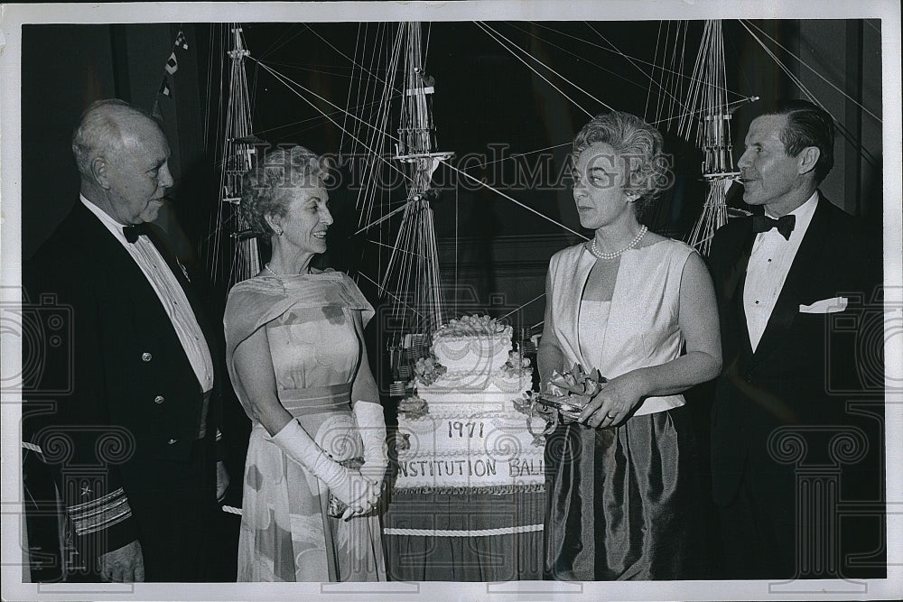 1971 Press Photo Rear Admiral &amp; Mrs Joseph Wylie with Dr &amp; Mrs Edmund Guilion - Historic Images