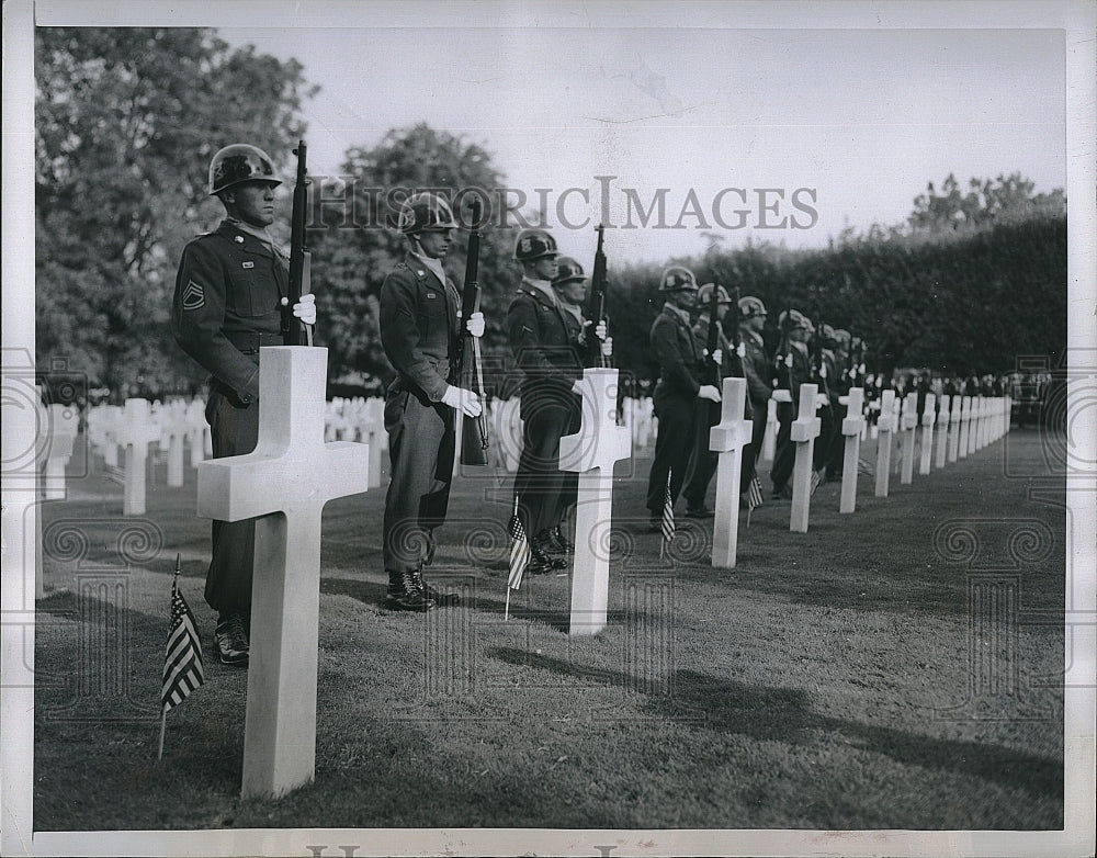 1952 Press Photo Honor guard at graves of the unknown soldiers in Paris - Historic Images