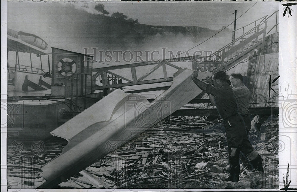 1961 Press Photo Workmen &amp; destroyed boat at Niagra Falls accident site - Historic Images