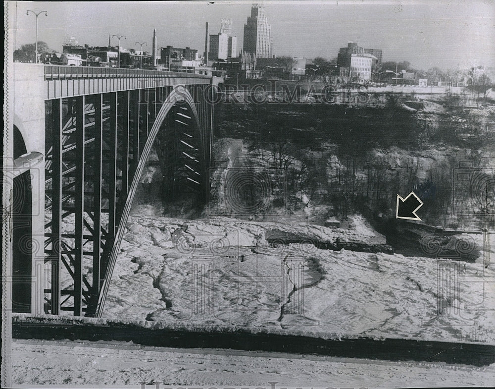 1963 Press Photo Famous Falls View International Bridge Collapsing from Ice - Historic Images