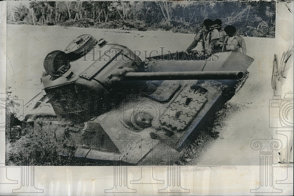 1961 Press Photo Heavy tank that had a tread shot off and went off the road - Historic Images