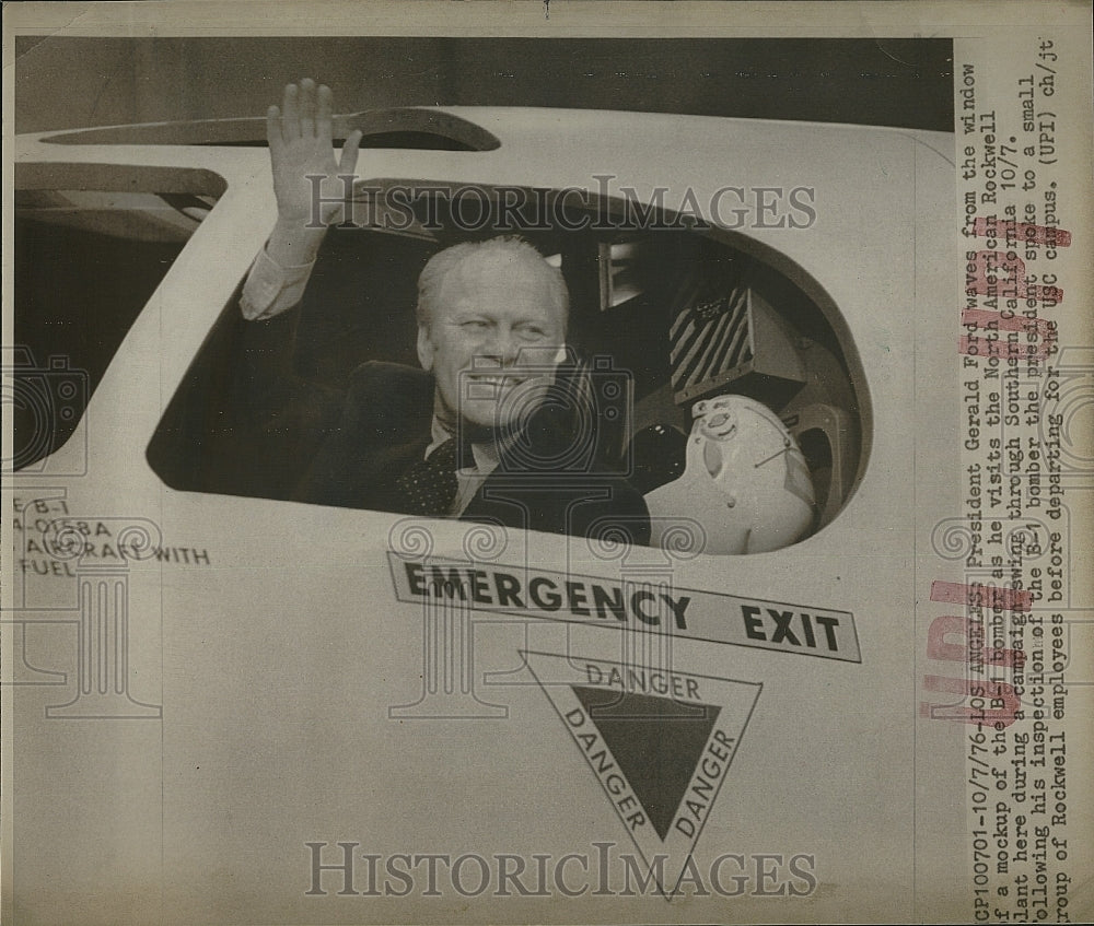 1976 Press Photo President Gerald Ford Waves From Plane During Rockwell Visit - Historic Images
