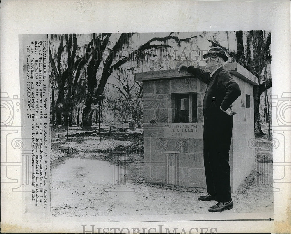 1970 Press Photo BL Simmons Stands Next To His Homemade Mausoleum - Historic Images