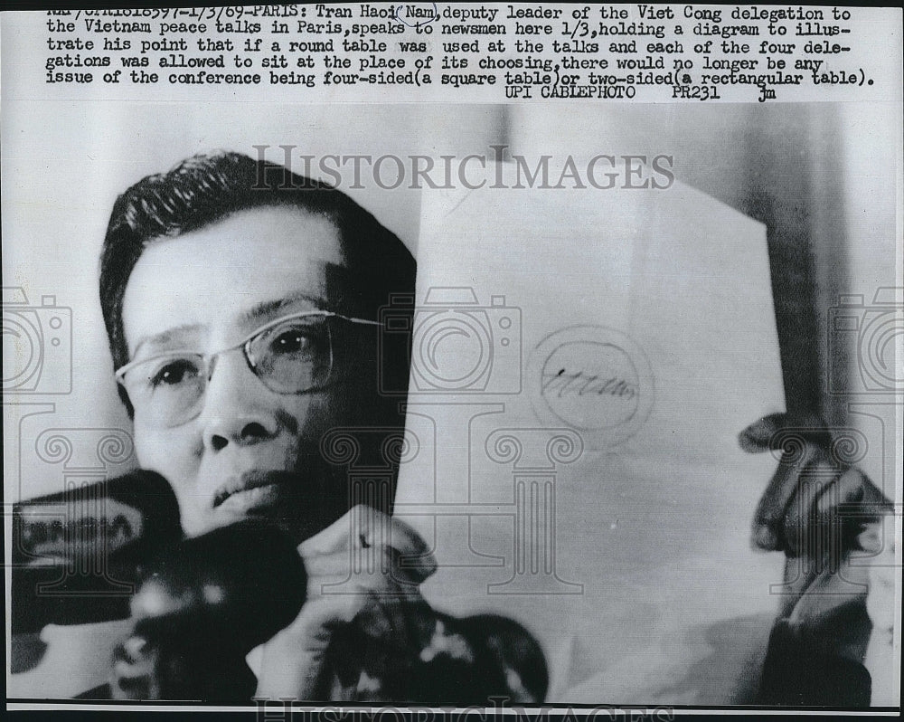 1969 Press Photo Viet Cong Delegates Tran Hoi Nam Speaks At News Conference - Historic Images