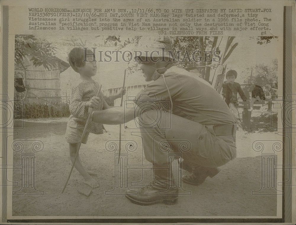 1966 Press Photo Vietnamese child &amp; Austrailian soldier in a village - Historic Images