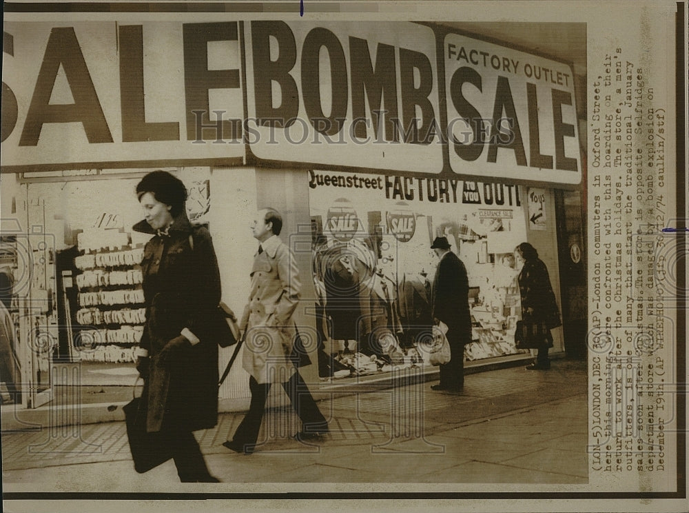 1974 Press Photo London commuters in Oxford Street were confronted with hoarding - Historic Images