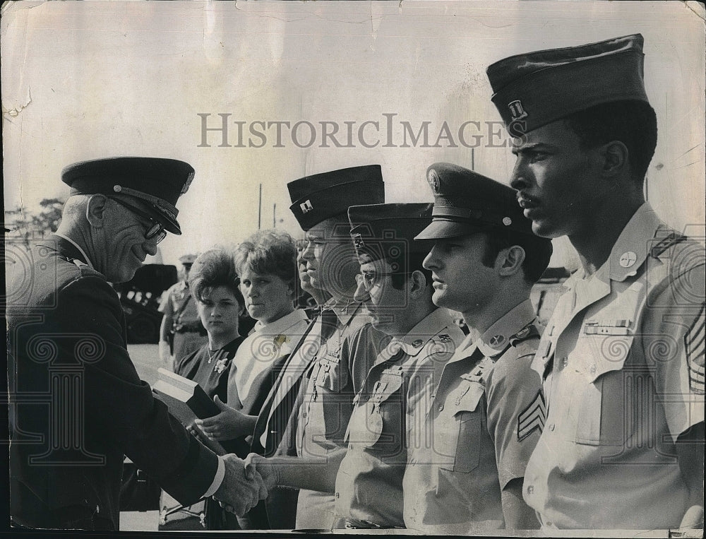 1968 Press Photo Relatives of two Chicago soldiers are presented medals - Historic Images