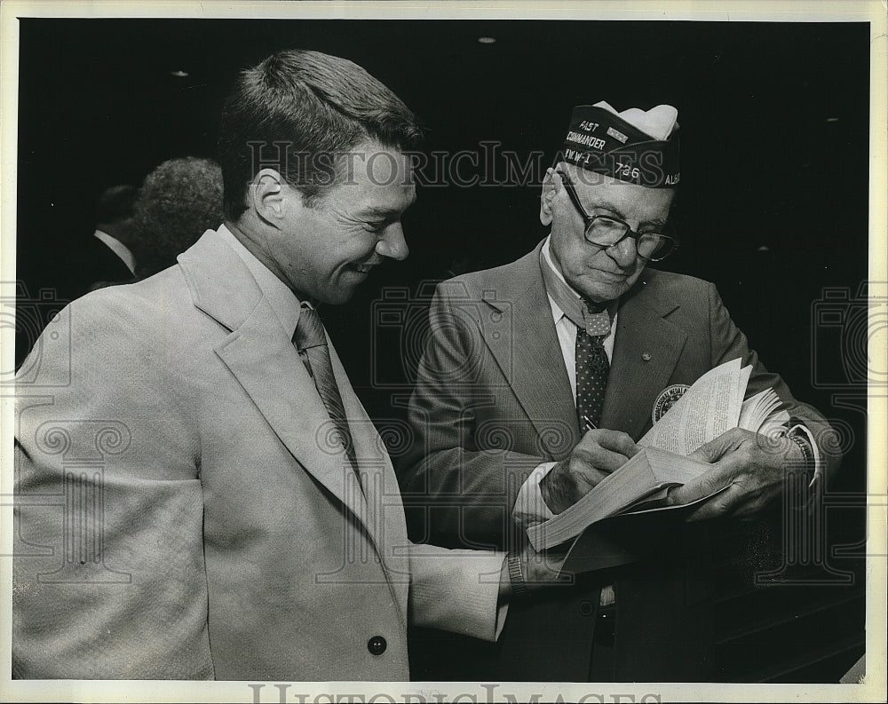 1984 Press Photo Jim Schroeder, Thomas A. Pope, signing Medal of Honor Autograph - Historic Images