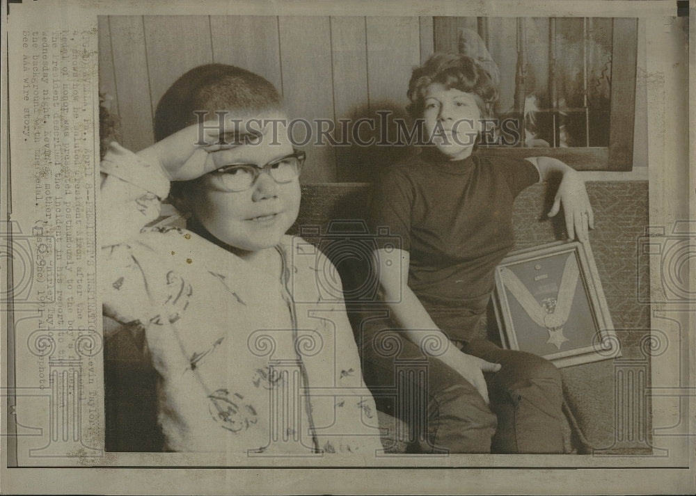 1971 Press Photo Kevin Taylor, mother Mrs. Shirley Taylor - Historic Images