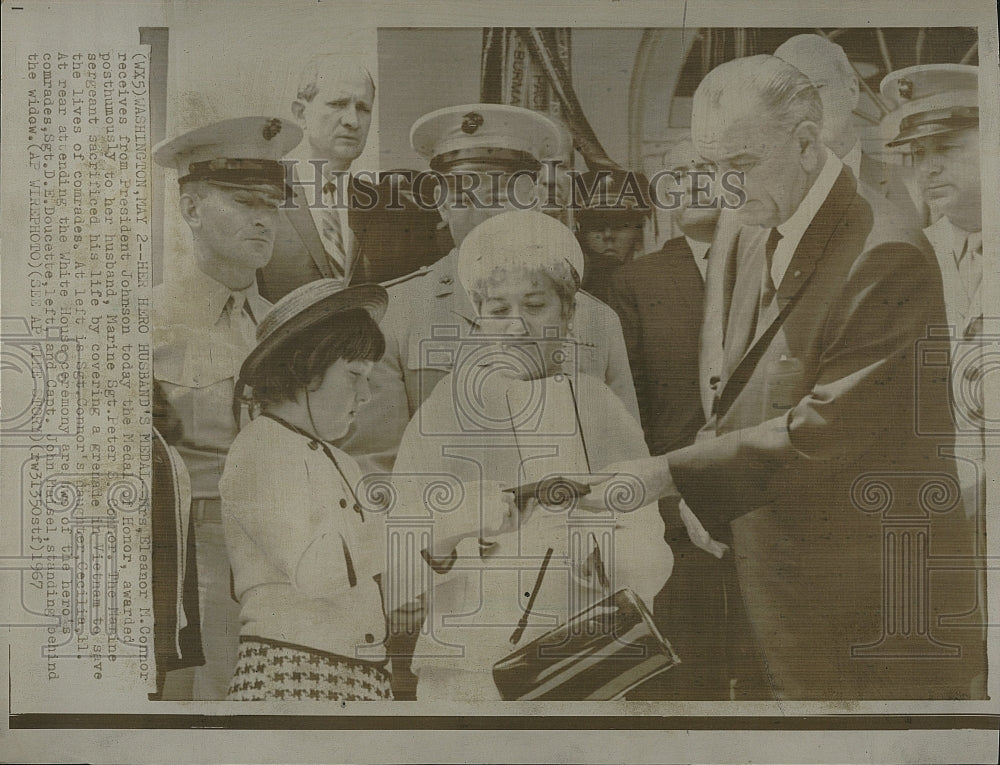 1967 Press Photo Mrs. Eleanor Connor, President Johnson - Historic Images