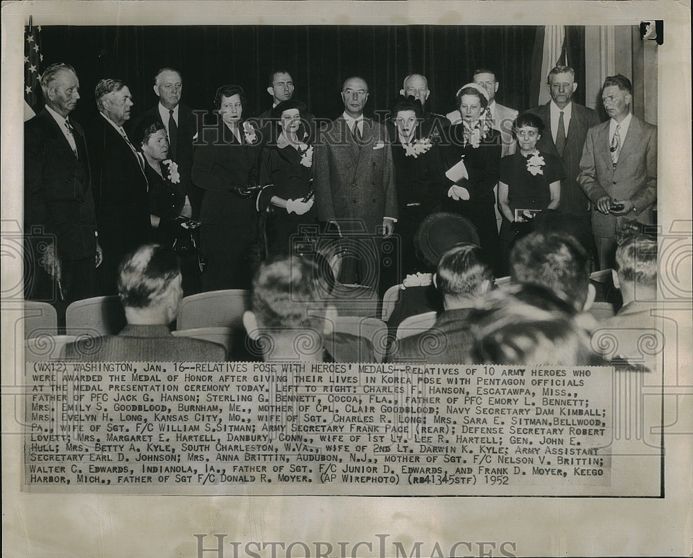 1952 Press Photo Relatives of 10 Army Heroes awarded the Medal of Honor - Historic Images