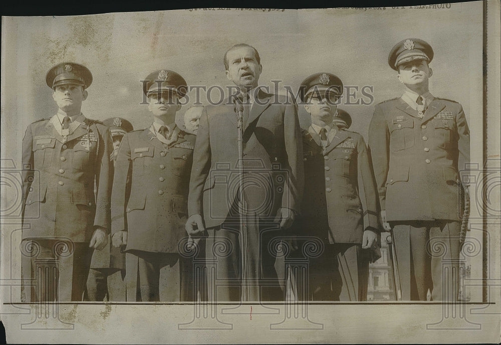 1969 Press Photo Pres. Nixon, Sgt. R. Patterson, Capt. J. Sprayberry - Historic Images