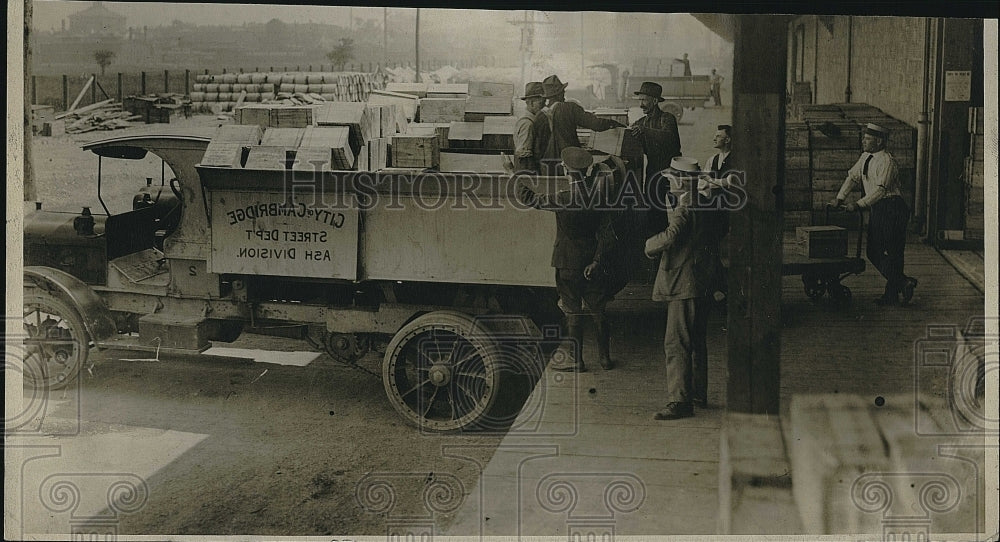 1919 Press Photo Lt Riedel &amp; others load Army food supplies in South Boston - Historic Images