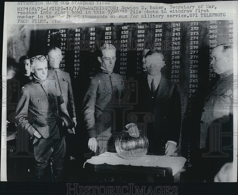 1917 Press Photo Sec of War Newton Baker draws draft numbers - Historic Images