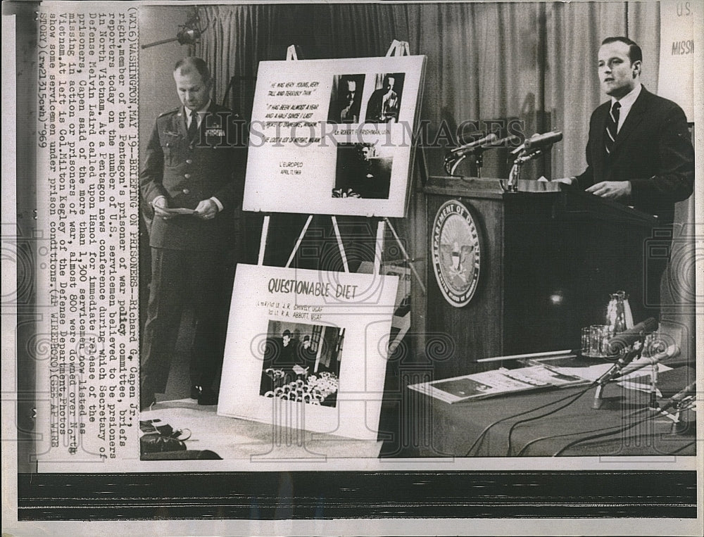 1969 Press Photo Richars Capen Jr &amp; Sec of Defense M Laird on Vietnam POWS - Historic Images