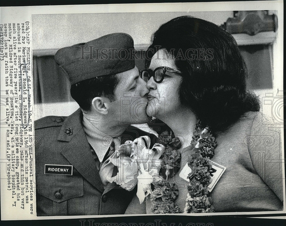 1973 Press Photo Marine Sgt. Ronald L. Ridgeway, mother Mildred Ridgeway - Historic Images