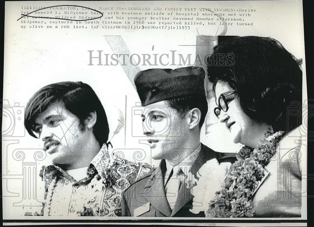 1973 Press Photo Marine Sgt. Ronald Ridgeway, mother Mildred Ridgeway, Raymond - Historic Images