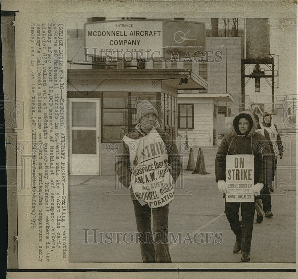 1975 Press Photo McDonnell Aircraft Workers Pickets - Historic Images