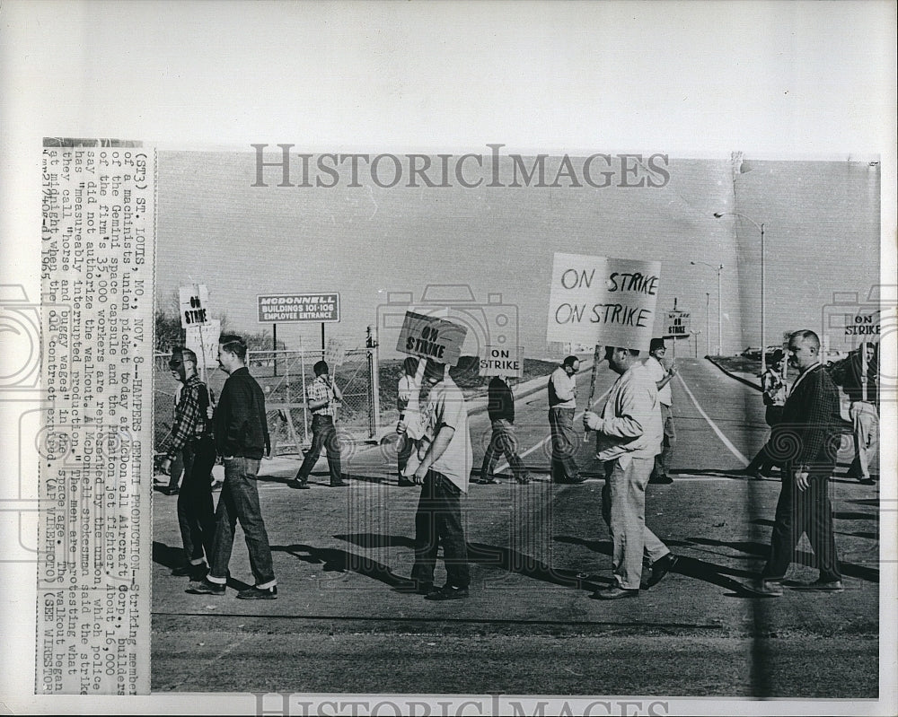 1965 Press Photo Machinists Picket McDonnell Aircraft Corporation - Historic Images