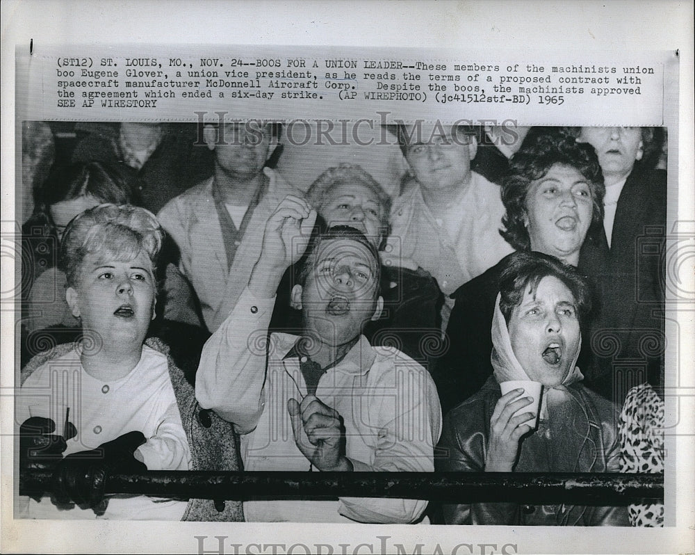 1965 Press Photo Machinist union members at MacDonnell Douglas Corp - Historic Images