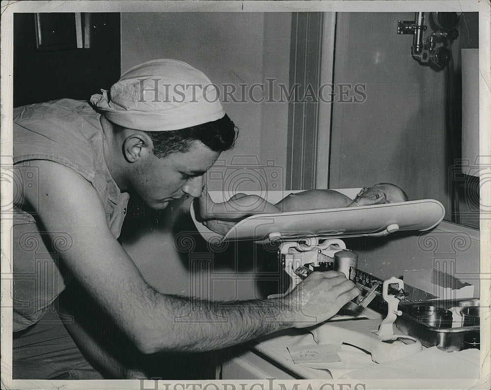 1955 Press Photo Wendell Pugh, Navy Hospital Corpsman Weighs Baby - Historic Images