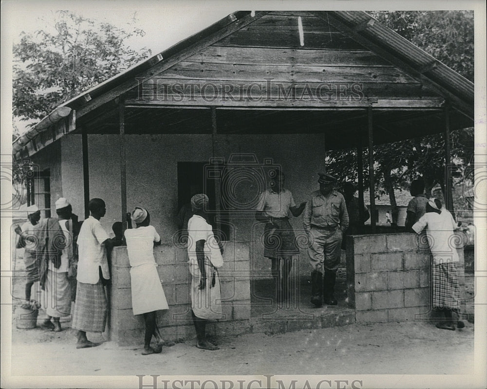 1957 Press Photo Navy Doctors Fight Tropical Diseases in Clinic Near Mombasa - Historic Images