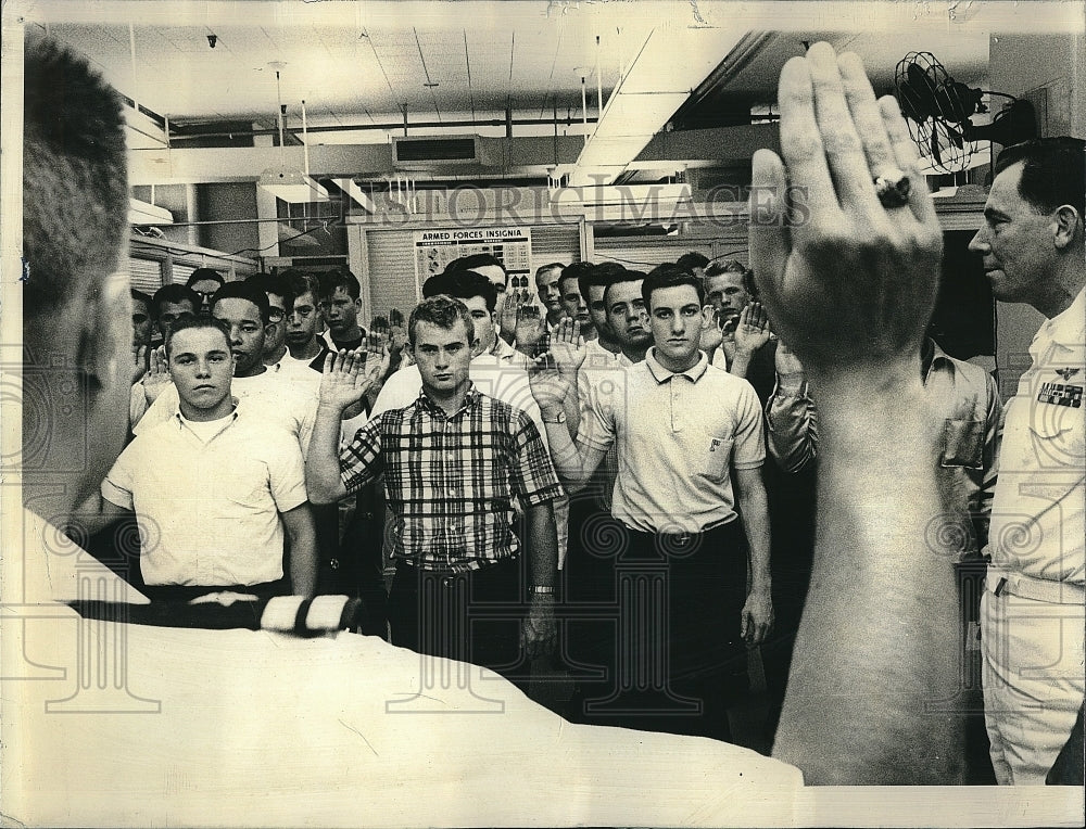 1965 Press Photo Lt Andrew Pongress With New Navy Recruits - Historic Images