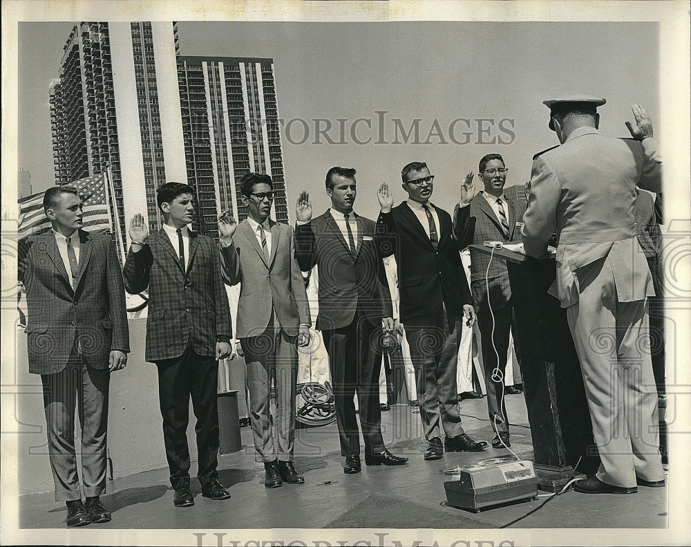 1965 Press Photo Rear Admiral Howard Yeager Swears in new Naval Recruits - Historic Images