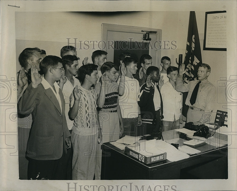 1950 Press Photo Lt George Gilmore Swearing In New Naval Recruits - Historic Images