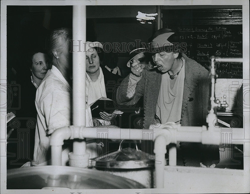 1934 Press Photo Mrs Franklin D Roosevelt Tastes Soup While Visiting School - Historic Images