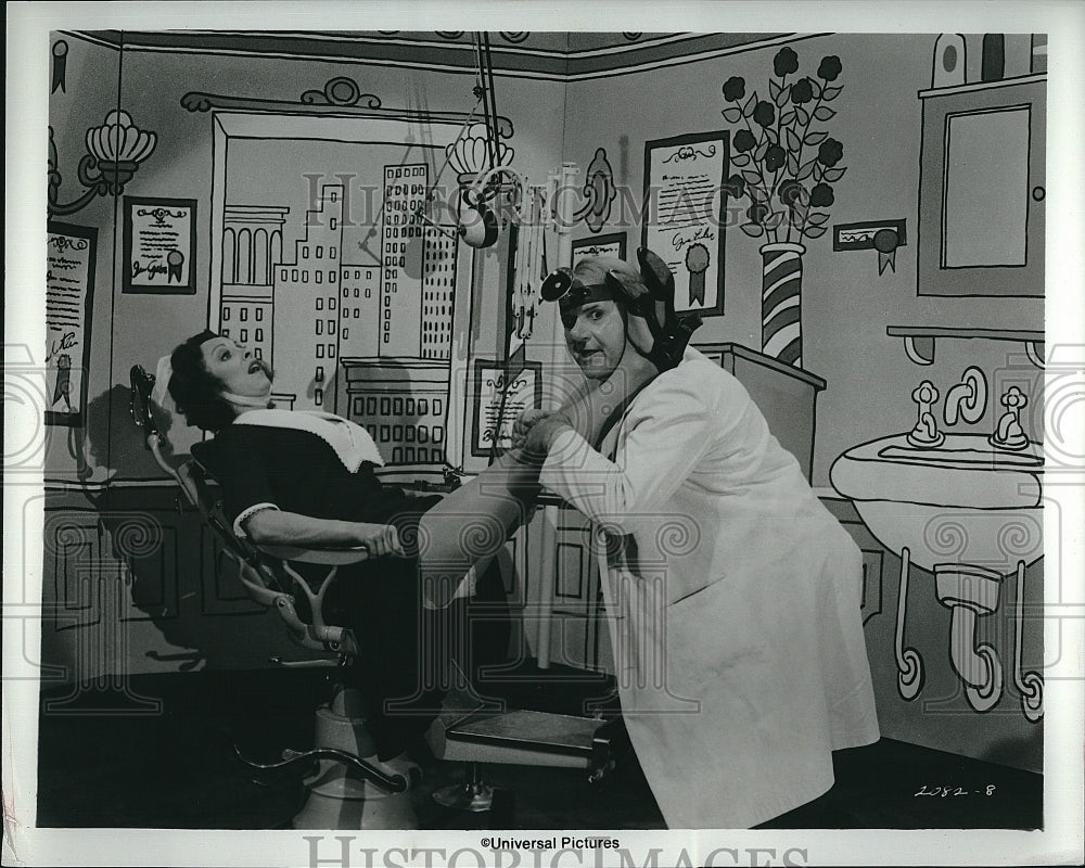 Press Photo Rod Steiger and Elizabeth Thompson in &quot;W.C. Fields and Me&quot; - Historic Images