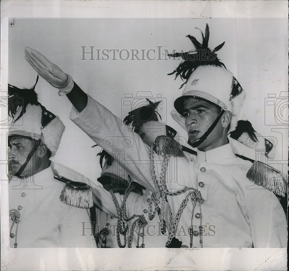 1957 Press Photo Syrian Army officer saluting during graduation ceremony - Historic Images