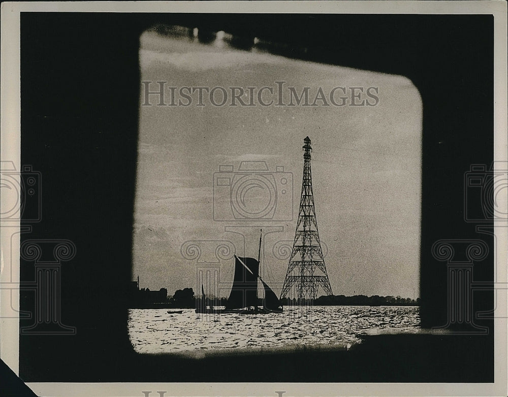 1940 Press Photo Barge on river Thanmes in London during the war - Historic Images