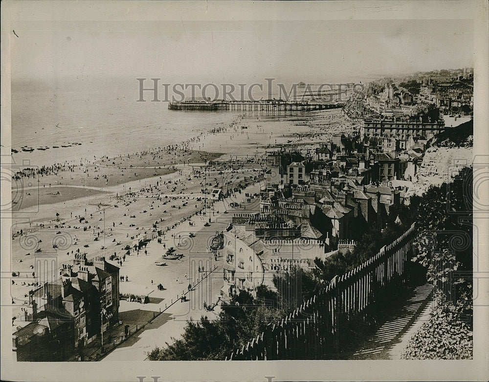 1944 Press Photo View of Hastings, England with crowds at beach - Historic Images