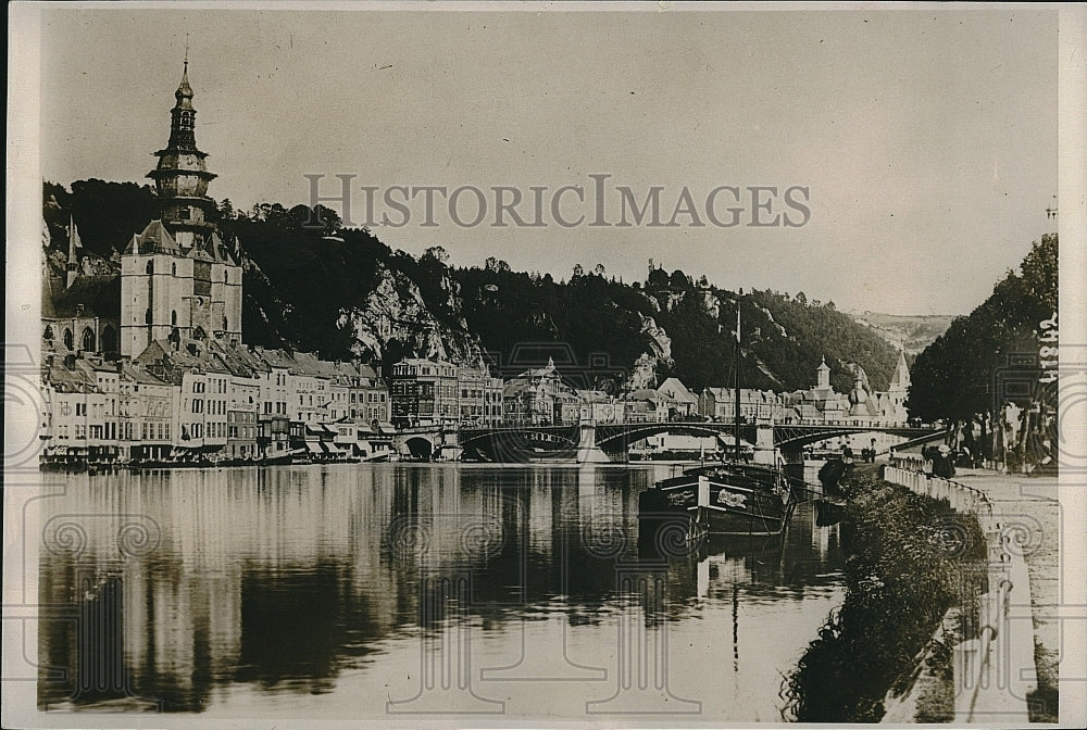 Press Photo The city of Dinault, Belgium along the riverfront - Historic Images